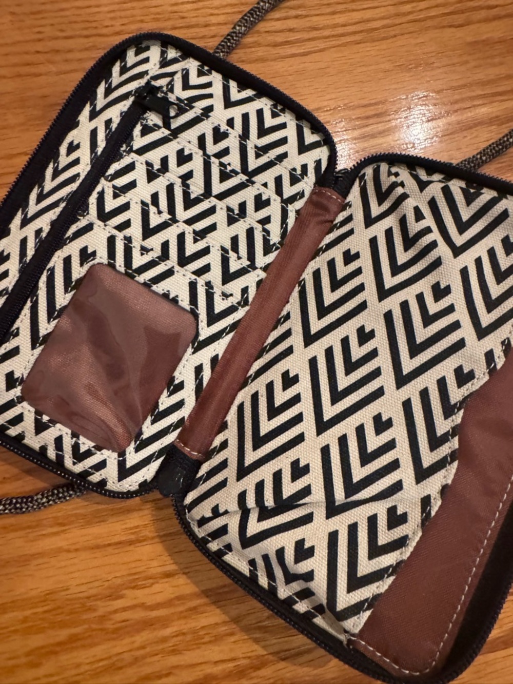 Kavu Black & White Geometric Crossbody Wallet Pouch - Picture 3 of 4